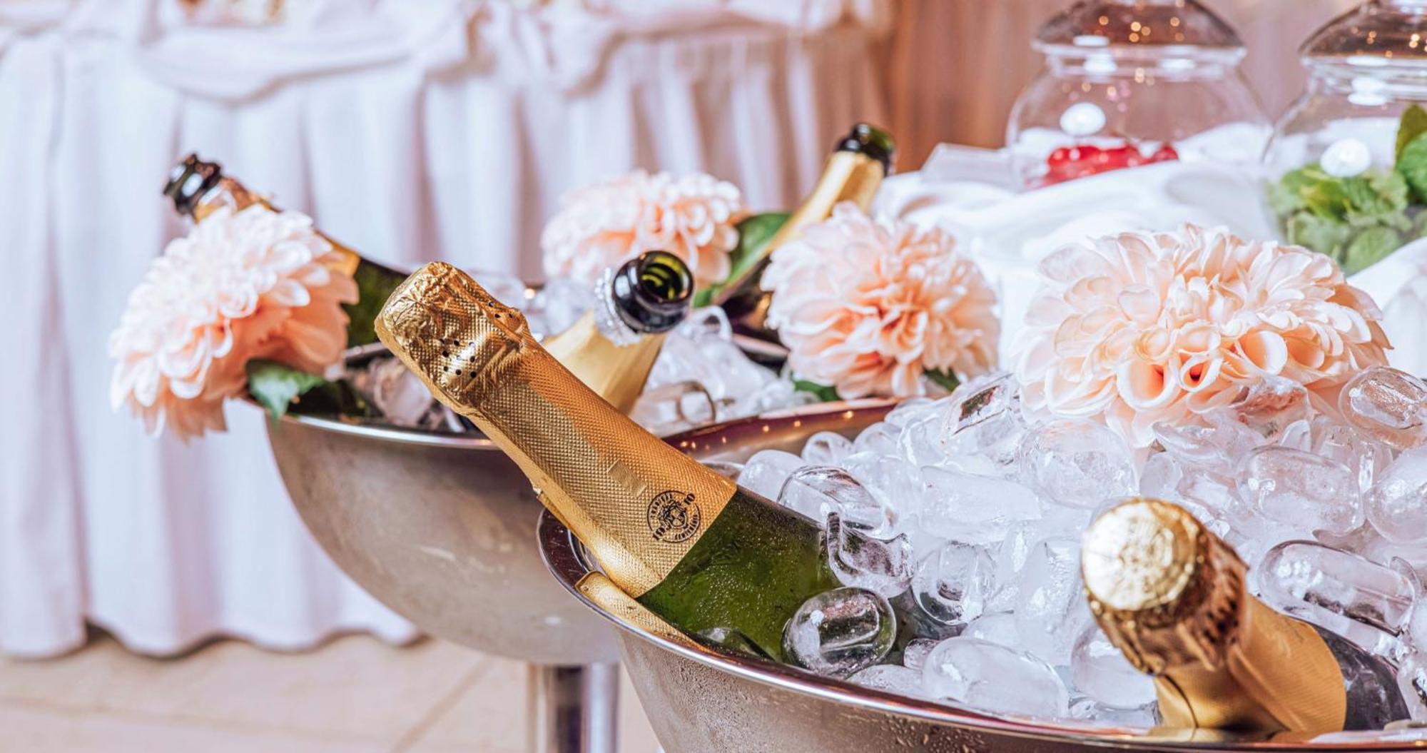 Dpny Beach Hotel & Spa إلهابيلا المظهر الخارجي الصورة Champagne in a cooler